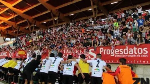 Celebración del Zamora CF ante su afición en el estadio Ruta de la Plata. | FOTO: Marcos Vicente