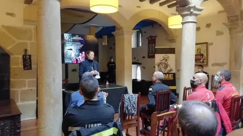 La directora de la Agencia de Protección Civil se dirige a los asistentes