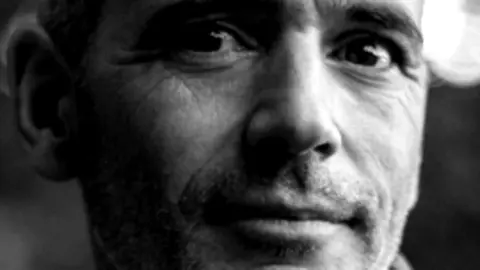 El ilustrador Javier Isusi. Foto Astiberri