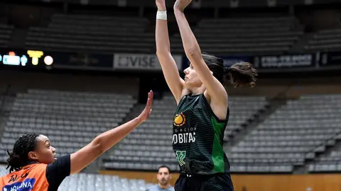 Cristina Hurtado dispara ante la defensa de Chelsea Water, en el partido entre el C Juventut de Badalona y CD Zamarat. | FOTO: C Juventut de Badalona