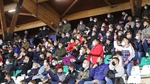 Partido entre el Zamora CF y el Racing de Santander en el Estadio Ruta de la Plata. | FOTO: Marcos Vicente