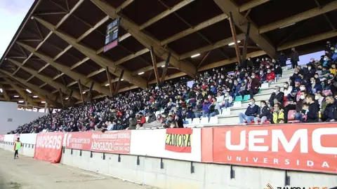 Partido entre el Zamora CF y el Racing de Santander en el Estadio Ruta de la Plata. | FOTO: Marcos Vicente