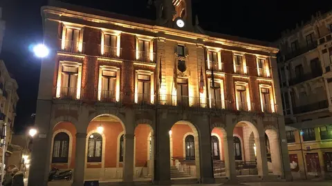 Fachada iluminada del Ayuntamiento de Zamora. Foto Marcos Vicente