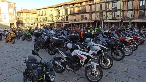 Motos en la Plaza Mayor de Toro como homenaje a las víctimas de accidentes de tráfico.