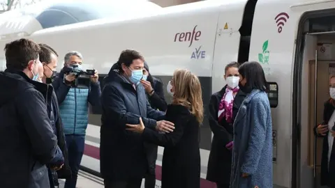 La ministra de Transportes, a su llegada a Zamora, es recibida por el presidente de la Junta. Foto Marcos Vicente