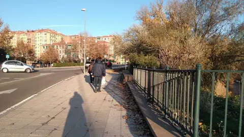 Gente disfrutando de un paseo por Zamora