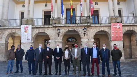 Tomás del Bien posa con las autoridades