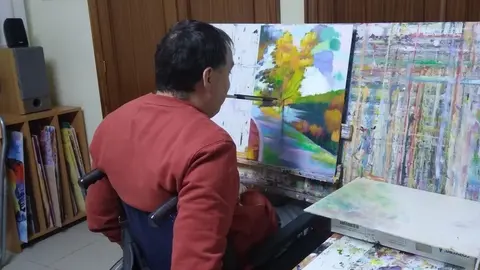 Víctor Berrocal, en su casa pintando uno de sus cuadros