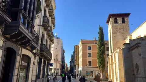 Gente por la calle Santa Clara