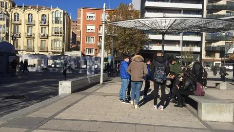 Jóvenes en la Plaza de la Marina