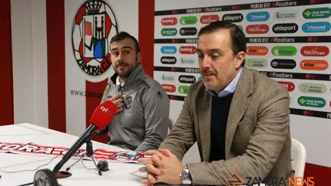 Yago Iglesias, entrenador del Zamora CF en su presentación junto a César Villafañe, director deportivo de la entidad rojiblanca. | FOTO: Marcos Vicente