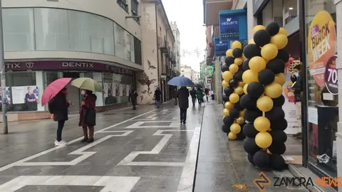 Un comercio de Zamora anuncia el Black Friday. Foto Marcos Vicente