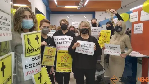 Un grupo de trabajadoras empiezan su encierro en una peluquería de Zamora