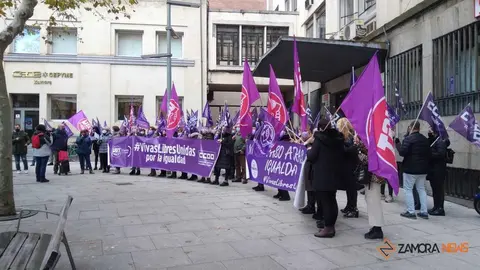Concentración de UGT y CCOO por el el Día Internacional de la Eliminación de la Violencia contra la Mujer.