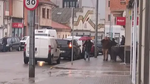 Viandantes por el barrio de Pinilla