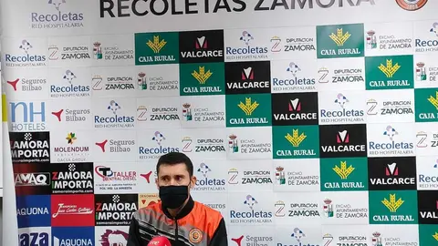 Jacinto Carbajal, entrenador del CD Zamarat atiende a los medios de comunicación. | FOTO: CD Zamarat