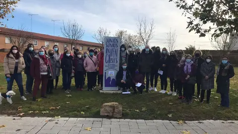 Alumnos del IES Tierra de Campos tras la lectura del manifiesto en el Día Internacional de la Eliminación de la Violencia contra las Mujeres. Foto Archivo