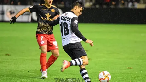 Dani Hernández defiende ante Santos una jugada Del Real Unión de Irún. | FOTO: Zamora CF