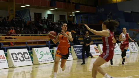 María Barneda maneja la bola ante la defensa del Celta Baloncesto. | FOTO: Marcos Vicente