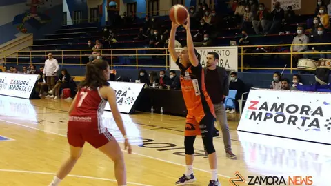 Victoria en casa del CD Zamarat ante el Celta Baloncesto. | FOTO: Marcos Vicente