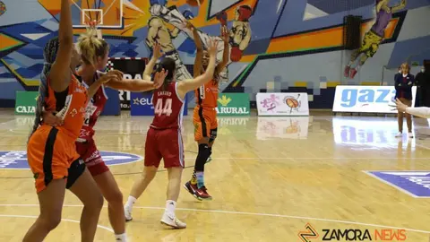 Victoria en casa del CD Zamarat ante el Celta Baloncesto. | FOTO: Marcos Vicente