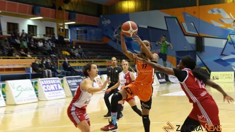 Victoria en casa del CD Zamarat ante el Celta Baloncesto. | FOTO: Marcos Vicente