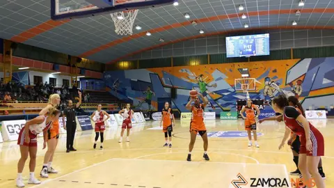 Victoria en casa del CD Zamarat ante el Celta Baloncesto. | FOTO: Marcos Vicente