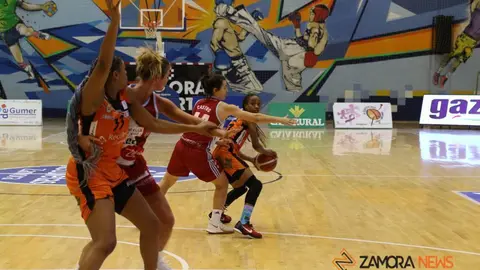 Victoria en casa del CD Zamarat ante el Celta Baloncesto. | FOTO: Marcos Vicente