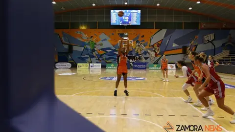 Victoria en casa del CD Zamarat ante el Celta Baloncesto. | FOTO: Marcos Vicente