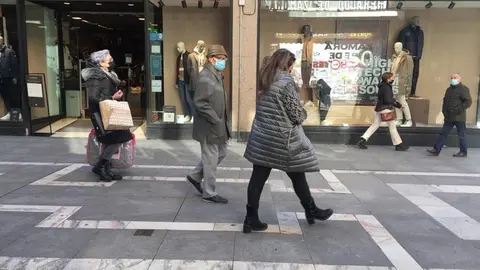 Viandantes por la calle Santa Clara