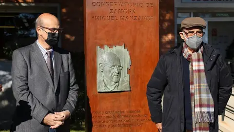 Miguel Manzano posa junto a su escultura, obra de Ricardo Flecha. | FOTO: Marcos Vicente