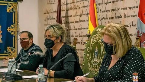 Patricia Martín, acompañada por la concejala de Cultura, Marian Martínez y el concejal de Deportes, Fernando Marcos, en el Ayuntamiento de Benavente
