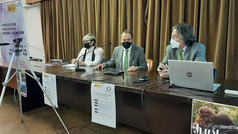 El subdelegado del Gobierno durante la jornada sobre violencia de género en el Colegio Universitario