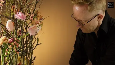 Per Benjamin con una de sus creaciones