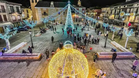 Alumbrado navideño Toro. Fotografía: @toro_magico