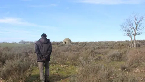 El padre de Paula durante uno de sus paseos para conocer la arquitectura de la zona de Bermillo