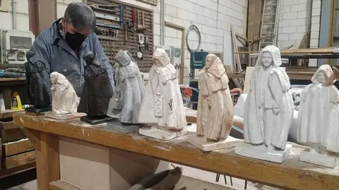 Imagen de las figuras sobre la capa alistana que lucen ya en el local de la asociación. Fotografía: Asociación para la Promoción y el Estudio de la Capa Alistana