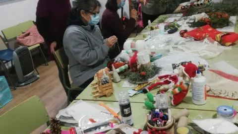 Mujeres de la Asociación preparan los adornos navideños