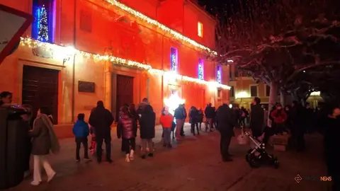 Imagen de la cola en la plaza Viriato para hacerse una instantánea en el Photocall dispuesto por la Diputación