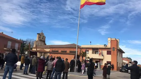 La bandera de España preside la nueva Plaza Mayor de Roales.