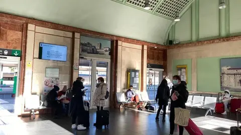 Zamoranos a la espera de la llegada del tren Alvia Madrid