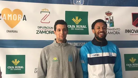 Saulo Hernández (entrenador del CB Zamora) y Jeff Solarin (jugador) atienden a los medios de comunicación en la sede del equipo. | FOTO: Héctor Barrueco