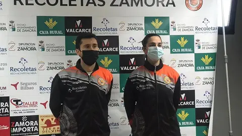 Jacinto Carbajal (entrenador del CD Zamarat) y Clara Ché (jugadora naranja) atienden a los medios de comunicación en el pabellón Ángel Nieto. | FOTO: Héctor Barrueco