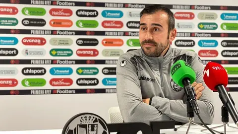 Yago Iglesias, entrenador del Zamora CF en sala de prensa. | FOTO: Zamora CF
