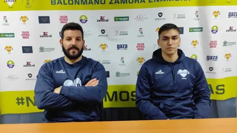 Iván López (entrenador del BM Zamora) y Diego Pérez (jugador pistacho) atienden a los medios de comunicación. | FOTO: BM Zamora