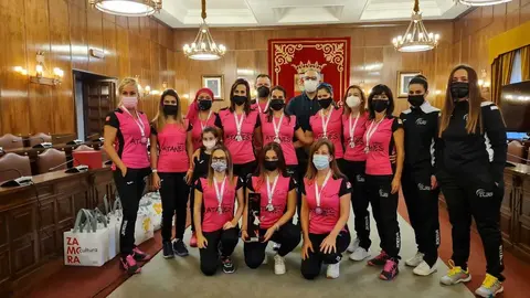 Foto de Familia del diputado de Deportes con el equipo de padel