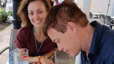 Fernando Camacho firmando un ejemplar del libro