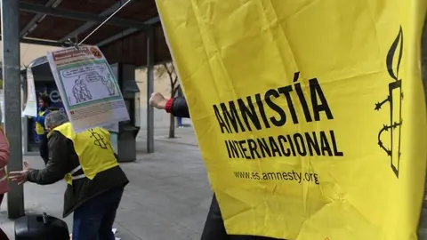 Mesa de Amnistía Internacional en la Plaza de la Constitución