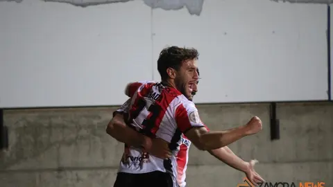 Losada celebra su tanto en el partido entre el Zamora CF y la Cultural Leonesa. | FOTO: Marcos Vicente