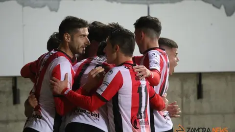 Partido entre el Zamora CF y la Cultural Leonesa. | FOTO: Marcos Vicente